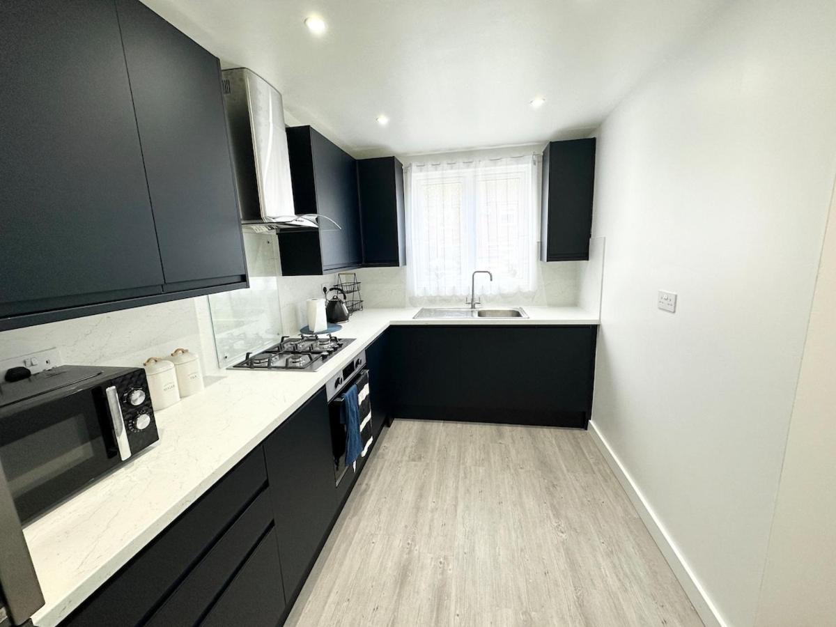 Ferienhaus 3bed 2bath House-free Parking-hi Speed Wifi-garden-entire Home-2mins From Train Station *