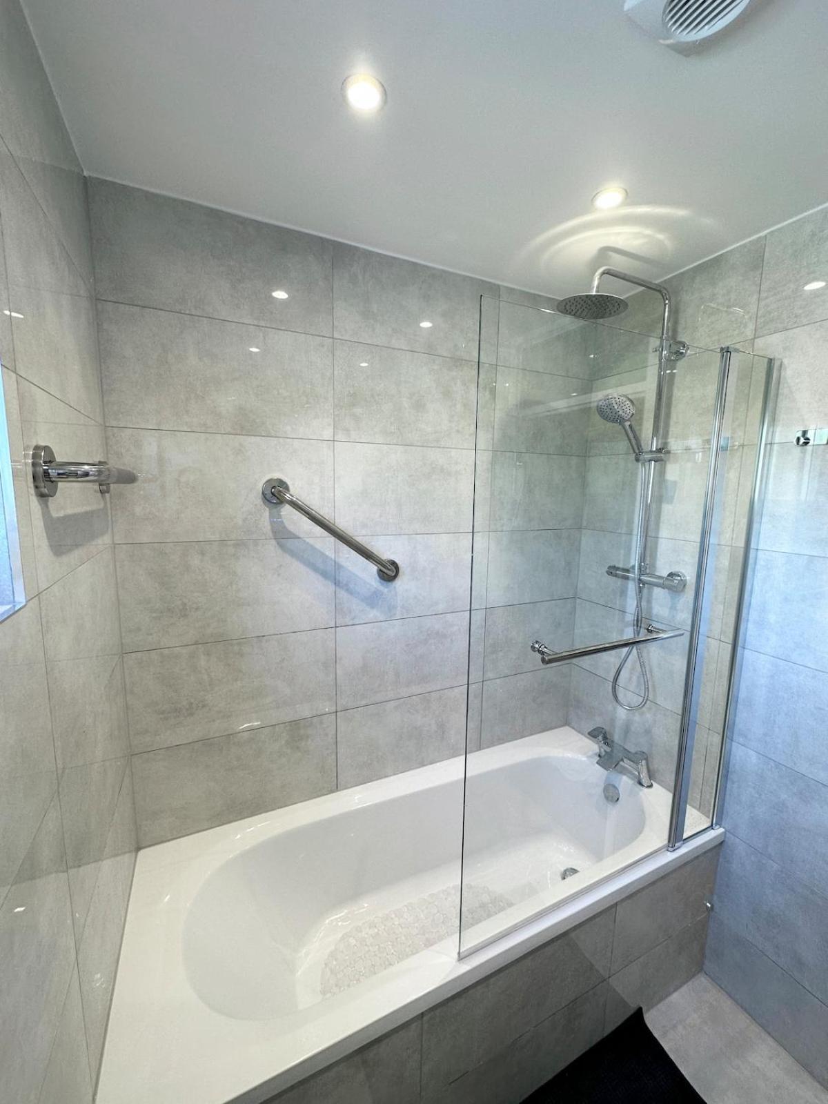 3bed 2bath House-free Parking-hi Speed Wifi-garden-entire Home-2mins From Train Station Ferienhaus *