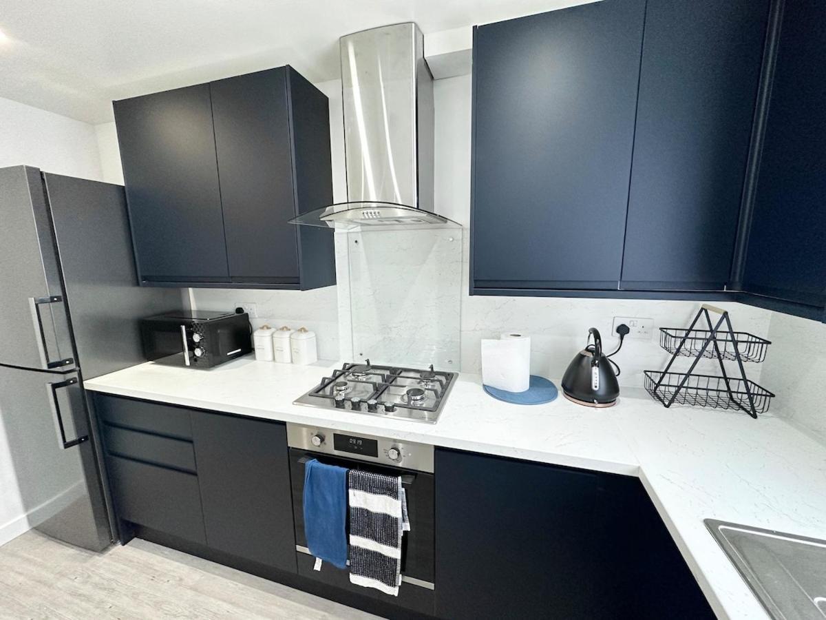 3bed 2bath House-free Parking-hi Speed Wifi-garden-entire Home-2mins From Train Station Ferienhaus