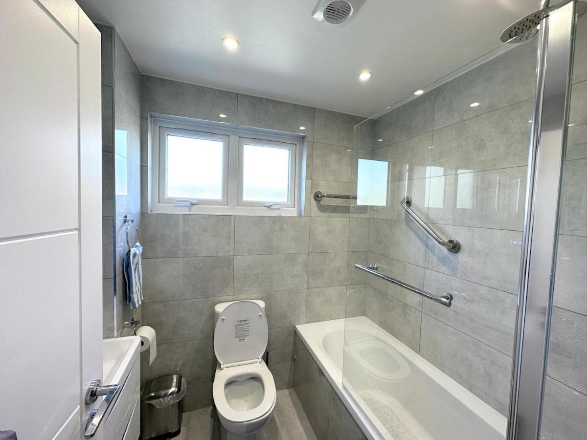 Ferienhaus 3bed 2bath House-free Parking-hi Speed Wifi-garden-entire Home-2mins From Train Station